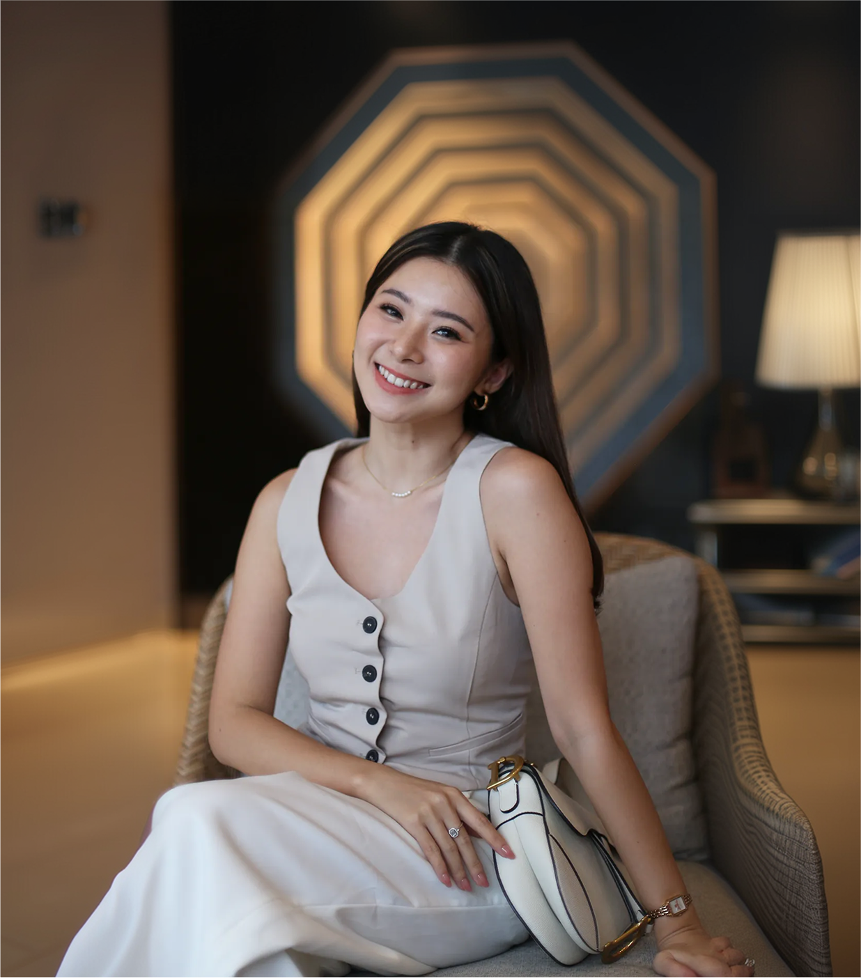 Pasien Invicenter dengan senyum rapi hasil Invisalign